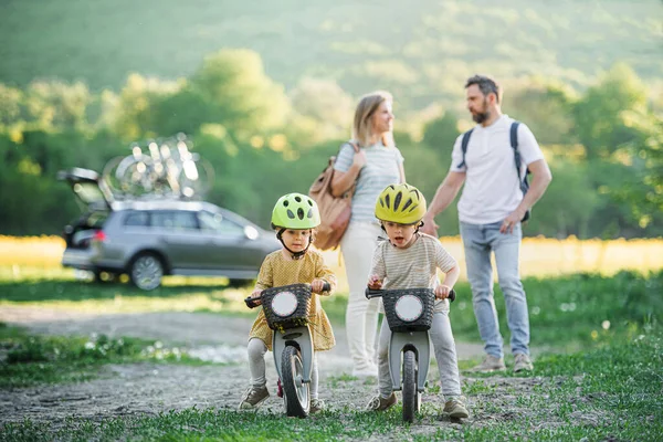 Familie mit zwei kleinen Kindern auf Radtour in der Natur. — Stockfoto