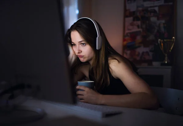 Muchacha aburrida con el ordenador sentado en el interior, concepto de chat en línea . — Foto de Stock