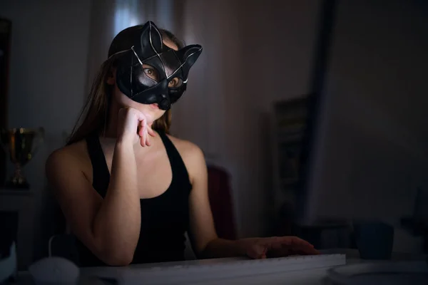 Menina com máscara de gato e laptop sentado, namoro on-line e conceito de abuso . — Fotografia de Stock