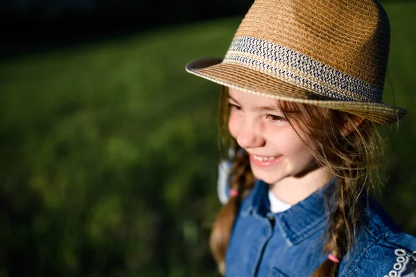 Närbild porträtt av liten flicka står utomhus i vår natur. — Stockfoto