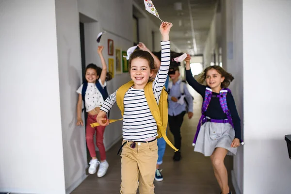 Grupp glada barn som går hem från skolan efter karantän och inlåsning.. — Stockfoto