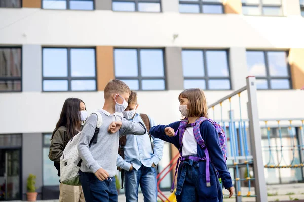 Children with face mask going back to school after covid-19 lockdown, greeting. — Stock Photo, Image