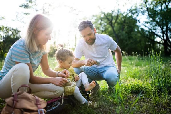 Family with small daughter on cycling trip, taking a break. — Stock Photo, Image