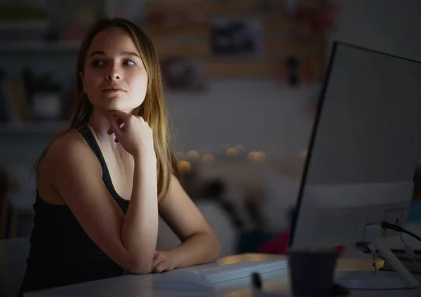 Menina com computador sentado na mesa à noite, on-line namoro conceito . — Fotografia de Stock