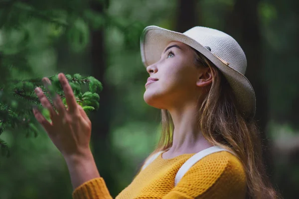 Ung kvinna på en promenad utomhus i skogen i sommar natur, dagdrömma. — Stockfoto