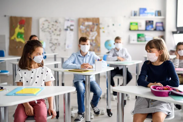 Niños con mascarilla en la escuela después de la cuarentena y el bloqueo de covid-19. — Foto de Stock