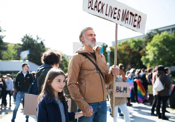 Fekete élet számít tüntetők kezében táblák és menetel a szabadban az utcákon. — Stock Fotó