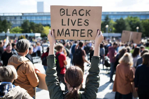 Hátsó nézet a fekete élet ügyek tüntetők kezében táblák és felvonulás a szabadban az utcákon. — Stock Fotó
