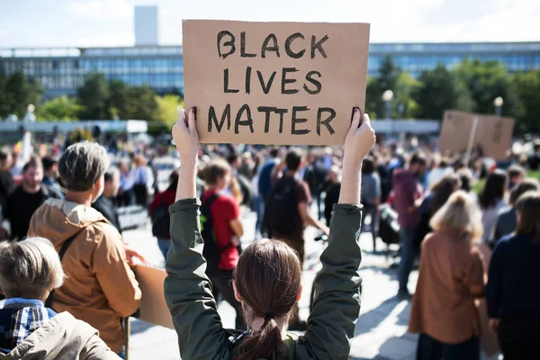 Vista trasera de la vida de los negros importa manifestantes con carteles y marchando al aire libre en las calles . — Foto de Stock