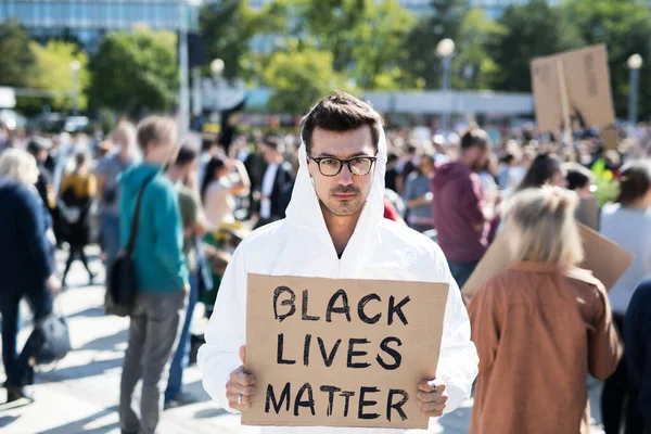 La vida de los negros importa los manifestantes que llevan pancartas y marchan al aire libre en las calles . — Foto de Stock