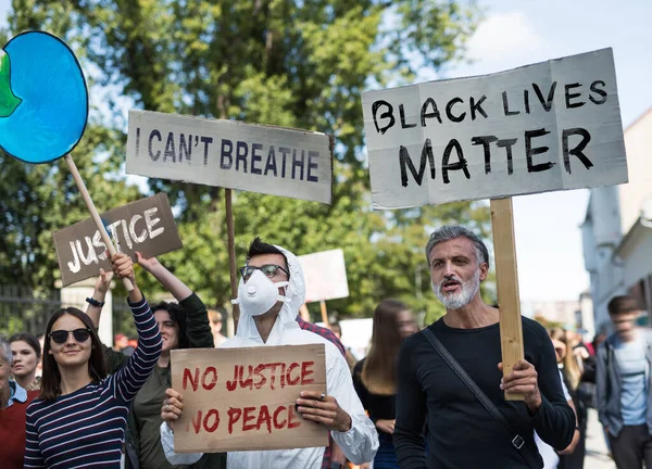 La vida de los negros importa los manifestantes que llevan pancartas y marchan al aire libre en las calles . —  Fotos de Stock