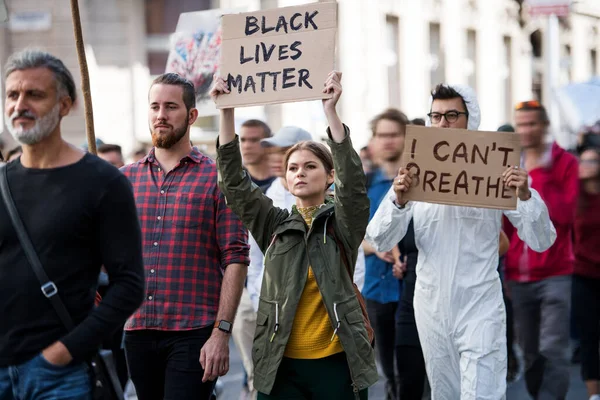 Czarny życie sprawa protestujący trzymający znaki i maszerujący na zewnątrz ulica. — Zdjęcie stockowe