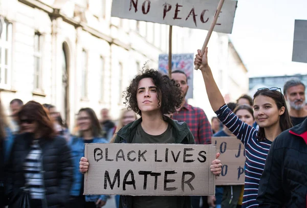 La vida de los negros importa los manifestantes que llevan pancartas y marchan al aire libre en las calles . — Foto de Stock