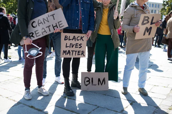 Felismerhetetlen fekete élet számít tüntetők kezében táblák és menetelnek a szabadban az utcákon. — Stock Fotó