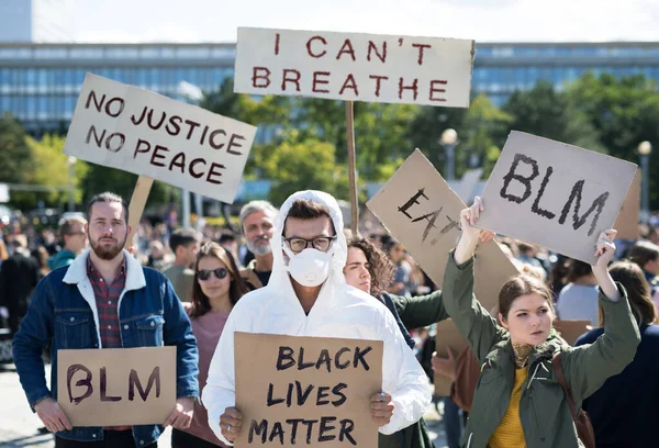 La vida de los negros importa los manifestantes que llevan pancartas y marchan al aire libre en las calles . — Foto de Stock