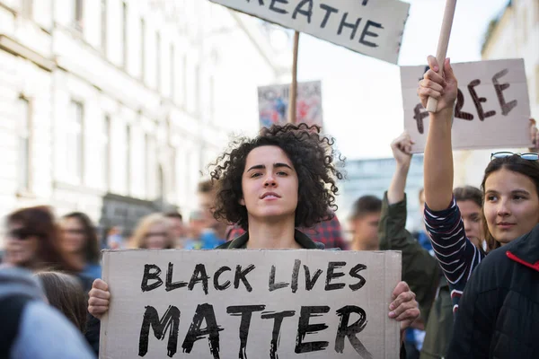 La vida de los negros importa los manifestantes que llevan pancartas y marchan al aire libre en las calles . — Foto de Stock