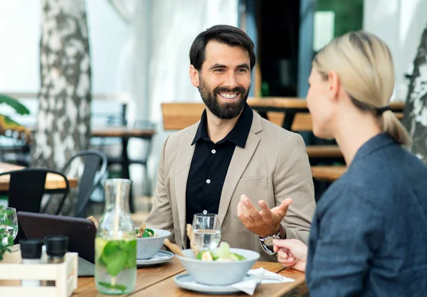 Szczęśliwa para siedzi na zewnątrz na tarasie restauracja, rozmowy. — Zdjęcie stockowe