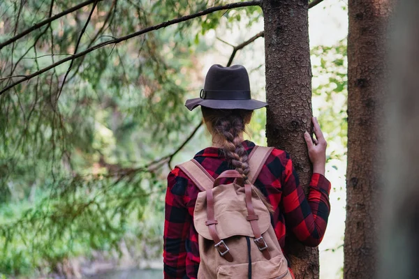 Vista trasera de la mujer joven en un paseo al aire libre en el bosque en la naturaleza de verano . —  Fotos de Stock