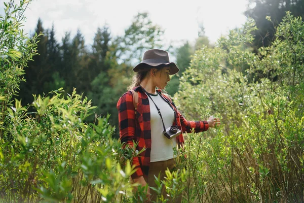 Młoda kobieta z kamerą na spacerze w lesie w lecie natura. — Zdjęcie stockowe