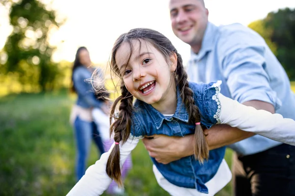 Отец играет с маленькой дочерью на открытом воздухе весной природы, весело . — стоковое фото