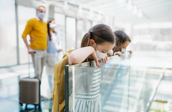 Famiglia con due bambini in vacanza, mascherati in aeroporto . — Foto Stock