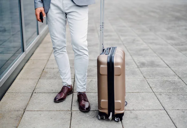 Empresário irreconhecível com bagagem em viagem de negócios . — Fotografia de Stock