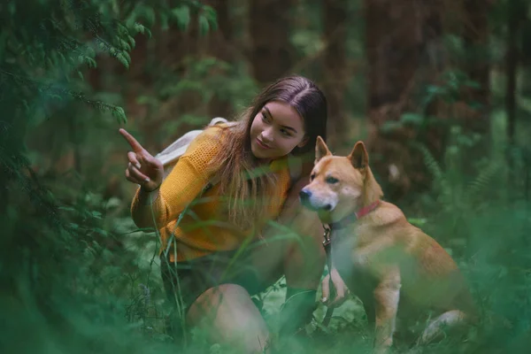 Ung kvinna med hund på promenad utomhus i sommarnaturen. — Stockfoto