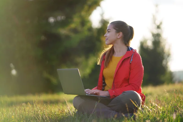 Happy jonge vrouw met behulp van laptop in de zomer natuur, outdoor kantoor concept. — Stockfoto