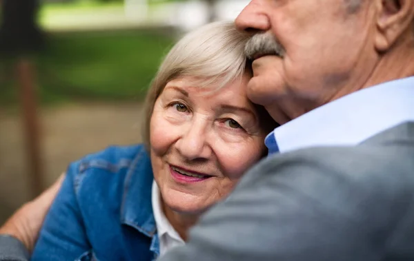 Feliz pareja de ancianos enamorados sentados al aire libre, sección media . —  Fotos de Stock