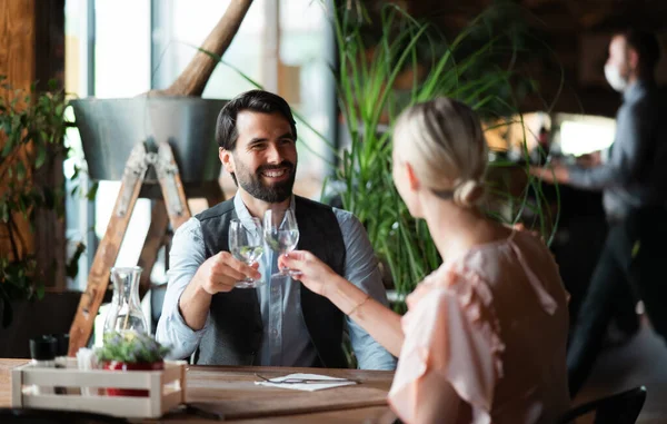 식당에 앉아 있는 행복 한 부부가 반짝이는 안경을 끼고서. — 스톡 사진