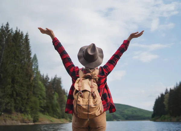 Vista trasera de la joven mujer junto al lago en un paseo al aire libre en la naturaleza de verano, relajante . —  Fotos de Stock