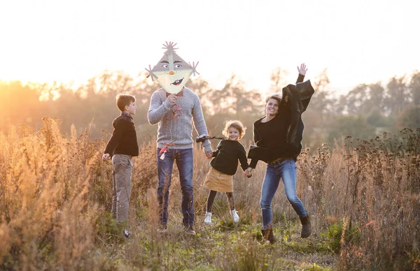 Sonbahar doğasında yürüyüşe çıkmış küçük çocukları olan güzel bir aile.. — Stok fotoğraf