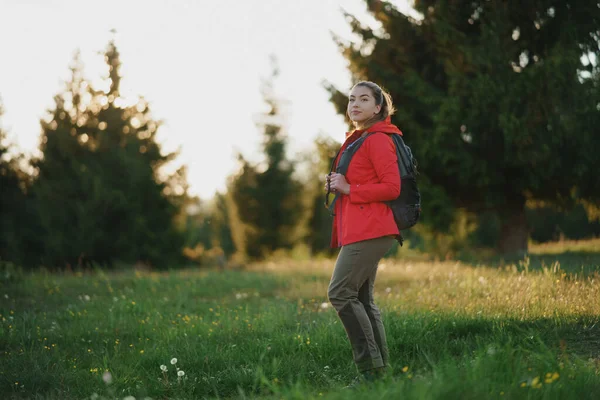 Ung kvinna på promenad utomhus på äng i sommarnaturen, promenader. — Stockfoto