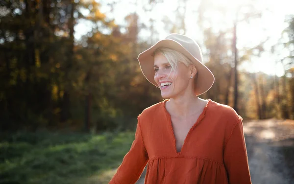 Porträtt av ung kvinna på promenad i höstskogen, promenader. — Stockfoto