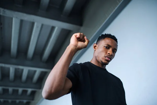 Hombre negro con el puño levantado parado al aire libre en la ciudad, las vidas negras importan concepto . — Foto de Stock