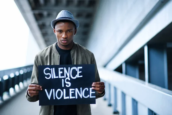 L'homme avec le silence est signe de violence debout à l'extérieur, vie noire matière concept. — Photo