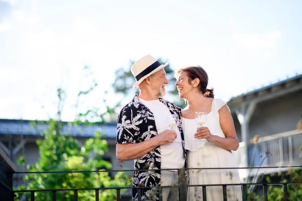 Oudere paar verliefd houden wijn buiten op vakantie, praten. — Stockfoto