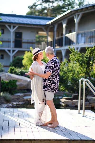 Старшая пара танцует на свежем воздухе в отпуске, веселится. — стоковое фото