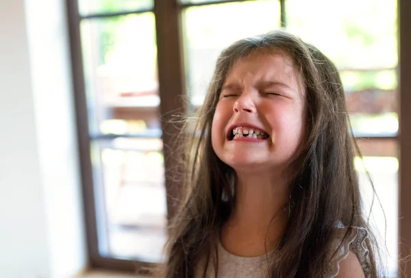 Portrait de petite fille en colère à l'intérieur, pleurant. — Photo