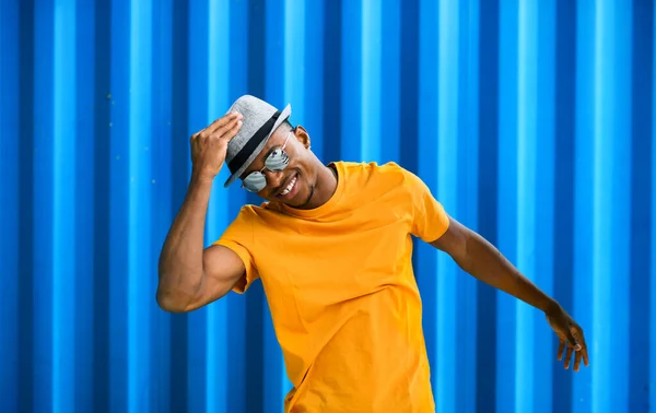 Jovem homem negro alegre de pé contra fundo azul, preto vive conceito matéria. — Fotografia de Stock