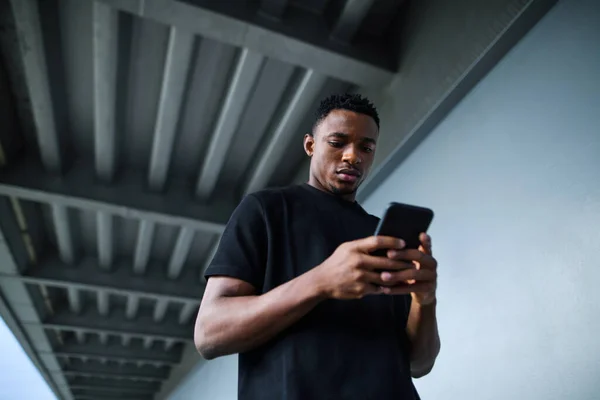 Jovem negro ao ar livre na cidade, usando smartphone. — Fotografia de Stock