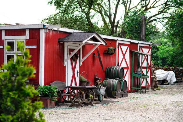 Countryside red and white farm building, summer day. — Stock Photo, Image