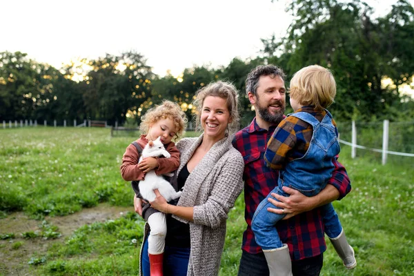 Portrait of family with small children standing on farm, resting. — Stock Photo, Image