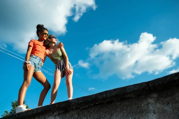 Gadis remaja berteman dengan skateboard di luar kota, berdiri. — Stok Foto