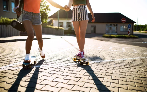 Gadis remaja tak dikenal berteman dengan skateboard di luar kota. — Stok Foto