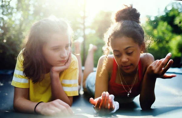 Pandangan depan gadis-gadis remaja teman-teman luar ruangan di taman, berbicara. — Stok Foto
