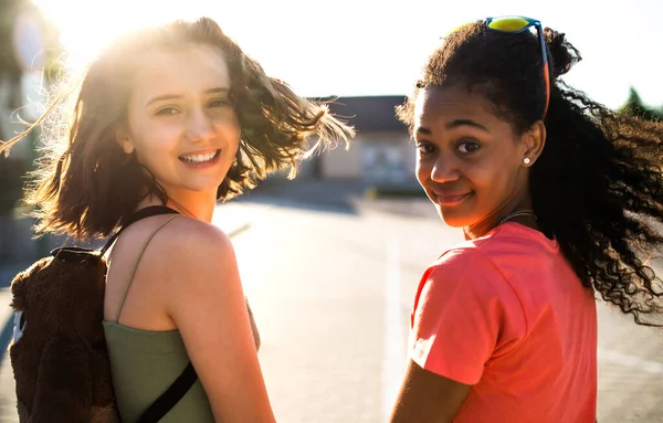 Ragazze adolescenti amici a piedi all'aperto in città, guardando la fotocamera. — Foto Stock