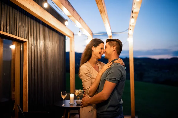 Casal jovem dançando ao ar livre ao entardecer, fim de semana fora em casa recipiente no campo. — Fotografia de Stock