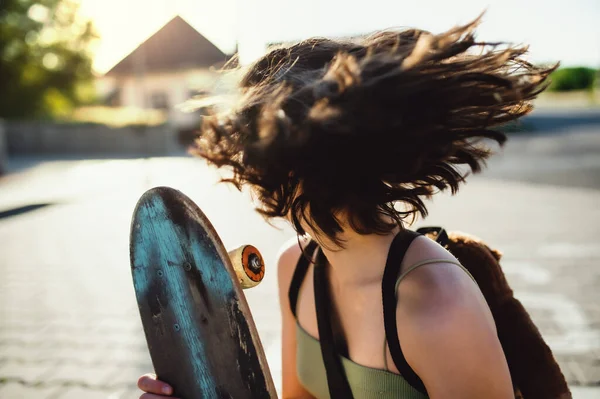 Gadis remaja tak dikenal dengan skateboard di luar kota, bersenang-senang. — Stok Foto