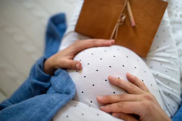 Widok z góry nierozpoznawalnej kobiety w ciąży w domu. — Zdjęcie stockowe